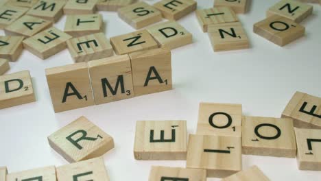 Azulejos-De-Scrabble-De-Primer-Plano-En-El-Borde-Forman-La-Palabra-Amazon-Sobre-Una-Mesa-Blanca