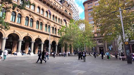 People-walking-at-a-busy-financial-district