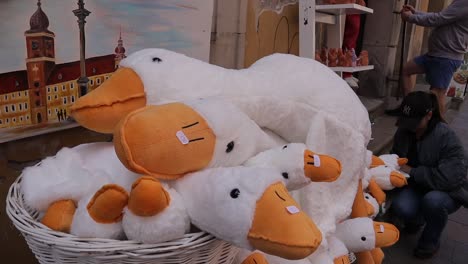 Un-Vendedor-Ambulante-Vende-Adorables-Patos-De-Peluche-En-El-Corazón-De-Varsovia,-Polonia,-Capturando-La-Esencia-De-La-Fantasía-Y-La-Alegría.