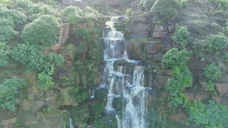 Imágenes-Aéreas-De-Drones-De-Una-Alta-Cascada-Rocosa-En-Los-Valles-De-Yorkshire,-Centavos