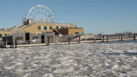 Piscina-Del-Puerto-Y-Saunas-Con-Sky-Wheel-Detrás,-Helsinki-Báltico-Helado