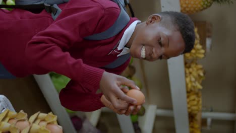 Mujer-Dando-Huevos-De-Gallina-A-Un-Joven-En-África