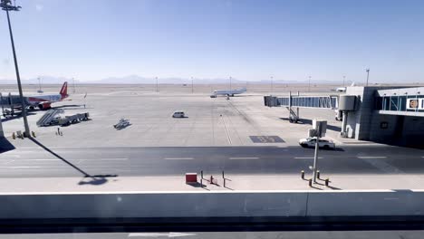 Flugzeuge-Und-Flughafenfahrzeuge-Von-Der-Abflughalle-Des-Flugsteigs-Am-Internationalen-Flughafen-Hurghada-In-Ägypten-Aus-Gesehen