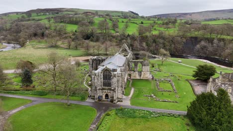 Bolton-Abbey,-Yorkshire-Dales,-Großbritannien,-Drohne,-4K-Luftaufnahmen