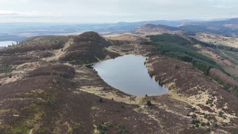 Vista-De-Un-Estanque-En-La-Cima-De-La-Colina-Ben-Gullipen-En-Escocia