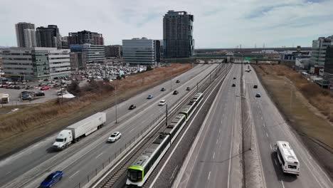 El-Sistema-Automatizado-De-Tren-Ligero-Réseau-Express-Métropolitain-Rem-En-Brossard,-Cerca-De-La-Ciudad-De-Montreal,-Alternativa-Ecológica-A-La-Contaminación-Del-Tráfico-De-Automóviles-En-La-Principal-Ciudad-Metropolitana-Moderna