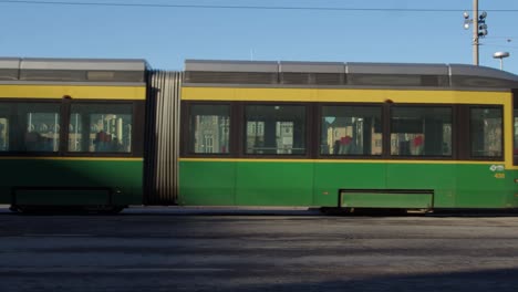 Moderne-Straßenbahn-Fährt-Am-Gebäude-Des-Nationaltheaters-Helsinki-Vorbei