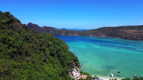 Türkis-Blau-Meer-Klippen-Felsen-Insel-Hügel-Strand