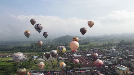 Luftaufnahme,-Heißluftballonfestival-Im-Twin-Village,-Wonosobo