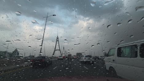 Fuertes-Lluvias-En-Los-Emiratos-Árabes-Unidos:-Una-Vista-Desde-La-Cámara-Del-Tablero-Del-Automóvil-Que-Captura-La-Lluvia-En-Dubai,-Emiratos-Árabes-Unidos