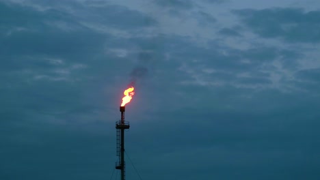 Llama-Ardiente-En-La-Parte-Superior-De-La-Torre-De-La-Plataforma-Petrolera-En-La-Costa-De-Bangladesh-Asia