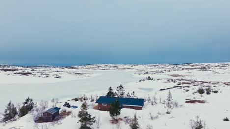 Vista-Aérea-De-Una-Cabaña-En-Medio-De-Un-Paisaje-Invernal-En-Verran,-Indre-Fosen,-Noruega