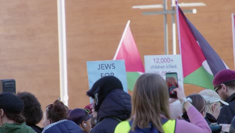 Cartel-En-Manifestación-Por-Palestina-Dice:-Judíos-Por-La-Justicia-En-Palestina.