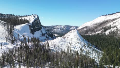 Aerial-view-of-El-Dorado-National-Forest-winter-mountain-scenery