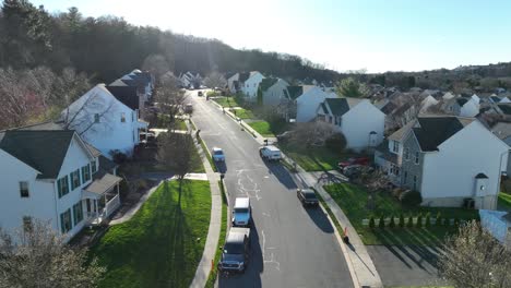 Ojo-De-Pájaro-Aéreo-De-Las-Casas-De-Los-Suburbios-Americanos-En-La-Colina-Durante-El-Día-Soleado-En-Primavera