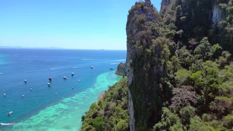 Türkis-Blau-Meer-Klippen-Felsen-Insel-Hügel-Strand