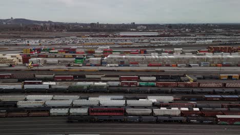 Luftaufnahme-Von-St.-Laurent,-Montreal,-Quebec,-Kanada,-Mit-Güterzug-Und-Schiffscontainer,-Logistisches-Import-Export-Konzept