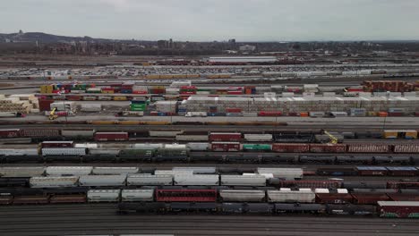 Vista-Aérea-De-St-Laurent-Montreal-Quebec-Canadá,-Con-Vagón-De-Carga-Y-Contenedor-De-Envío,-Concepto-Logístico-De-Importación-Y-Exportación