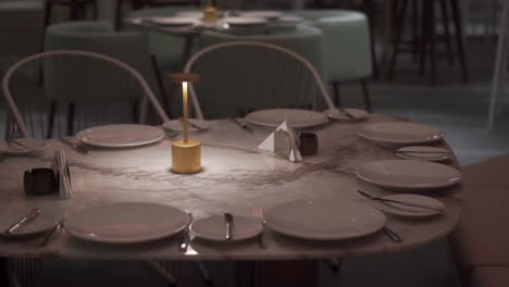 Vista-Frontal-De-Una-Mesa-De-Comedor-Elegante-Y-Luminosa-En-Un-Primer-Plano-Del-Restaurante