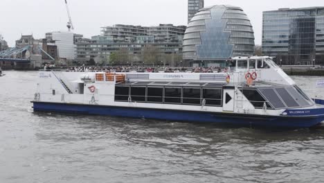 Crucero-En-Barco-Por-El-Río-Támesis-Pasando-Por-El-Edificio-Del-Ayuntamiento-Al-Fondo