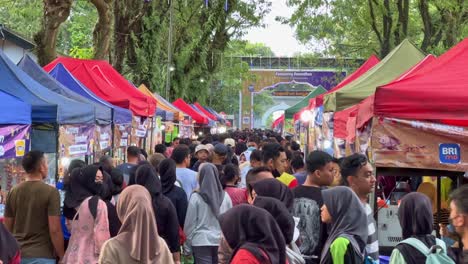 Scene-of-crowded-people-and-food-stand-in-Indonesia