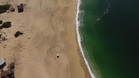 Vistas-Aéreas-Muestran-La-Bahía-De-Cacaluta,-Una-De-Las-Playas-Vírgenes-Que-Salpican-Las-Bahías-De-Huatulco