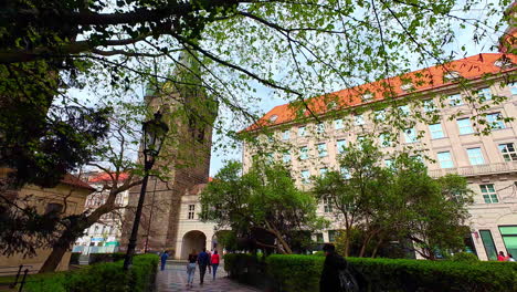 Toma-Panorámica-Inclinada-De-Una-Antigua-Torre-De-Piedra-En-Praga,-República-Checa