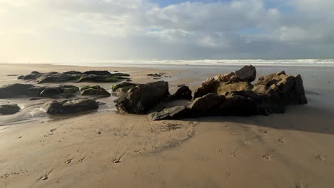 La-Escarpada-Y-Pedregosa-Costa-De-España-Está-Enmarcada-Por-Las-Olas-Del-Océano-Rompiendo-En-El-Horizonte,-Capturando-Una-Serena-Escena-Diurna-De-Belleza-Natural.