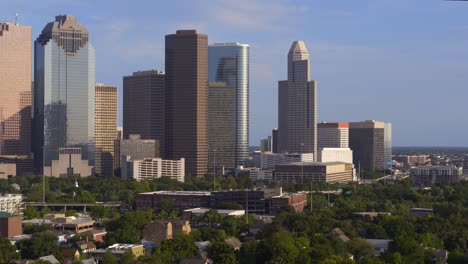 Toma-De-Establecimiento-Del-Centro-De-Houston,-Texas,-En-Un-Día-Soleado.