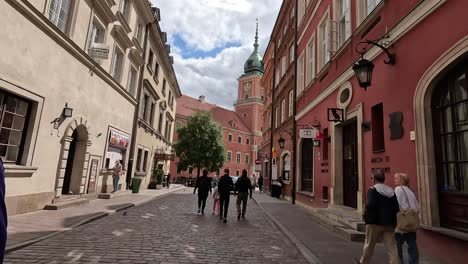 Die-Erkundung-Der-Umgebung-Des-Königsschlosses-In-Warschau,-Polen,-Verkörpert-Die-Essenz-Des-Reisens-Und-Der-Architektonischen-Entdeckung-Und-Lädt-Zur-Erforschung-Historischer-Wunder-Ein