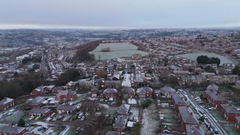 La-Vista-Invernal-Desde-Un-Dron-Captura-El-Típico-Desarrollo-De-Viviendas-Propiedad-Del-Consejo-Urbano-Del-Reino-Unido-En-Dewsbury-Moore-Council-Estate,-Con-Casas-Adosadas-De-Ladrillo-Rojo-Y-El-Yorkshire-Industrial.