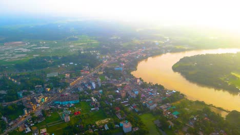 Luftaufnahme-Eines-Vorortdorfs-Am-Surma-Fluss-In-Bangladesch,-Nebel-Am-Frühen-Morgen