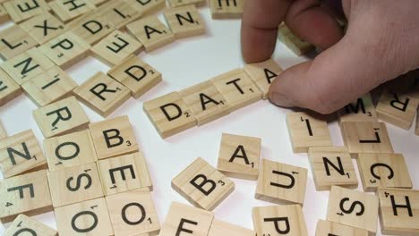 Palabras,-Datos-Y-Guerra-Crean-Crucigramas-A-Partir-De-Fichas-De-Letras-Del-Juego-Scrabble