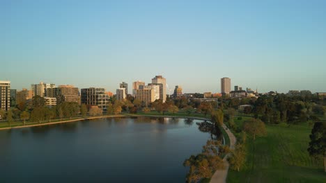 Vista-Aérea-Por-Drones-Del-Parque-Albert-Y-El-Lago-En-Melbourne,-Victoria,-Australia