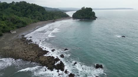 Flug-über-Den-Abgeschiedenen-Strand-Playa-Terco-In-Der-Nähe-Von-Guachalito-Im-Departement-Chocó-An-Der-Pazifikküste-Kolumbiens-An-Einem-Bewölkten-Tag