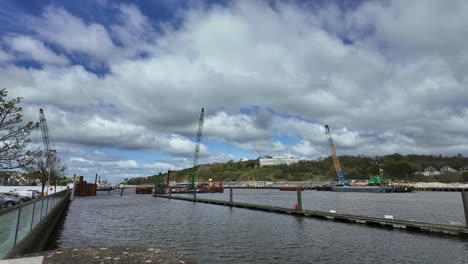 Timelapse-Construcción-De-Puente-Peatonal-En-Waterford-Quays-Grúas-En-El-Horizonte-Desarrollo-De-North-Quays-Ciudad-De-Waterford-Irlanda