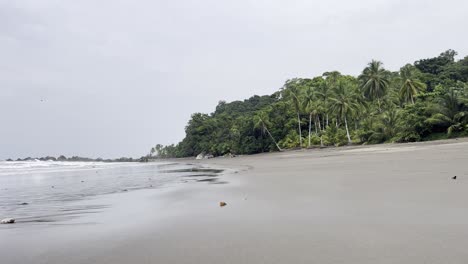 Olas-Golpeando-La-Amplia-Y-Desierta-Playa-Terco-Cerca-De-Guachalito-En-El-Departamento-De-Chocó-En-La-Costa-Del-Pacífico-De-Colombia