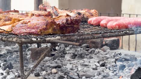 Salchichas-Y-Carne-Cocinándose-En-Una-Parrilla-Con-El-Calor-Del-Carbón-Ardiendo.