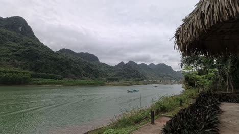 Statischer-Zeitraffer-Des-Flusses-In-Der-Stadt-Phong-Nha-Mit-Bergen-Im-Hintergrund
