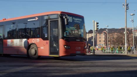 Öffentliche-Verkehrsmittel-Auf-Der-Straße-Am-Nationaltheater,-Helsinki