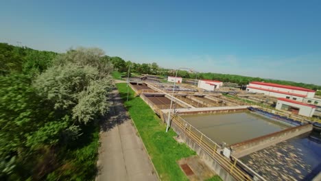 Niedriger-Flug-über-Einer-Industriellen-Wasseraufbereitungsanlage-An-Einem-Sonnigen-Tag---FPV-Drohnenaufnahmen-