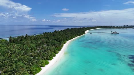 Imágenes-Aéreas-De-Una-Isla-Tropical-En-Las-Maldivas,-Villas-De-Vacaciones-Y-Playa-Privada