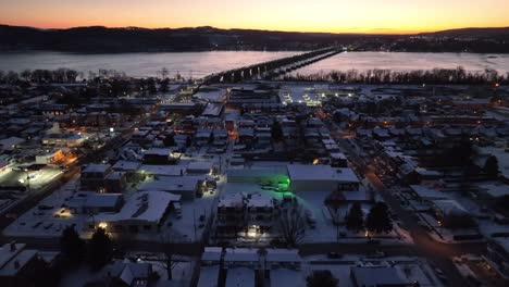 Maravillosa-Iluminación-De-La-Ciudad-De-Columbia-Durante-La-Nieve-Del-Invierno-En-La-Hora-Dorada