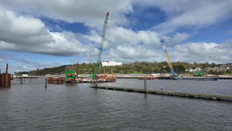 Zeitraffer-Bau-Der-Fußgängerbrücke-über-Den-Fluss-Suir-Bei-Waterford-Quays,-Waterford-City,-Irland