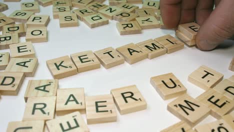 Stapel-Von-Scrabble-Buchstaben-Bilden-Das-Wort-„Droge“-Ketamin-Auf-Der-Tischplatte