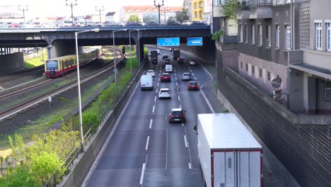 Tomada-Desde-Un-Puente-En-Berlín,-Mirando-Una-Calle-Grande-Con-Mucho-Tráfico,-Al-Lado-De-Messe-Nord-ICC.