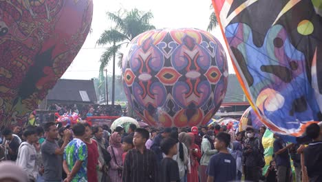 The-excitement-of-the-hot-air-balloon-festival-in-the-twin-villages,-Wonosobo