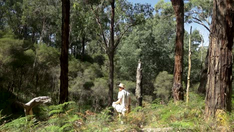 Un-Tradicional-Fanfarrón-Australiano-Caminando-Por-El-Monte-Con-Su-Petate