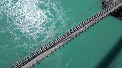 Luftaufnahme-Der-Kowardo-Hängebrücke-über-Den-Indus-In-Skardu
