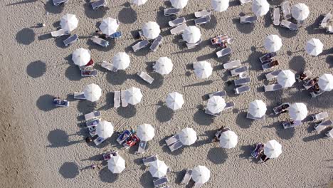 Rotierenden-Offenbaren-Draufsicht-über-Den-Strand-Sonnenschirme,-Zypern